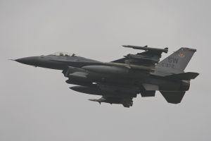 aviano june 05  2011 lucky35 f 16cm  91 0372 77thfs 20thfw  shaw afb  south carolina night mix with rain